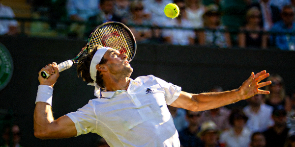 网球运动员在赛场上发球